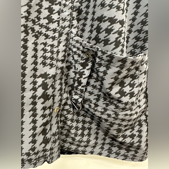 Dickies Black and Gray Front Pocket Scrub Top Size Medium - Picture 2 of 5